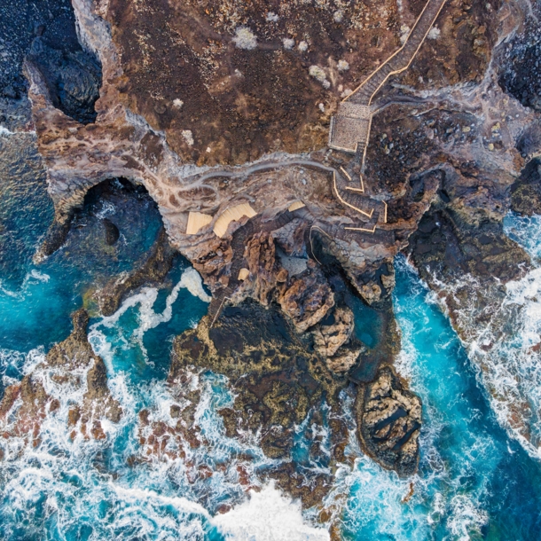 Blick von oben auf die Playa Charco los Sargos auf El Hierro.