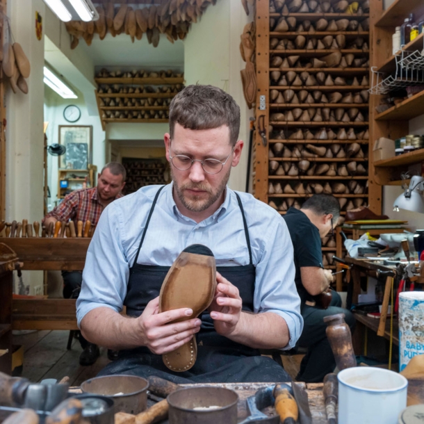 Schuhmacher der Maßschuhmacherei Klemann Shoes bei der Arbeit