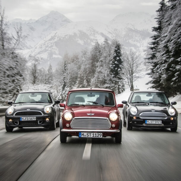 Drei MINI-Modelle auf einer Straße im Winter