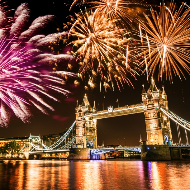 Feuerwerk über der Tower Bridge in London