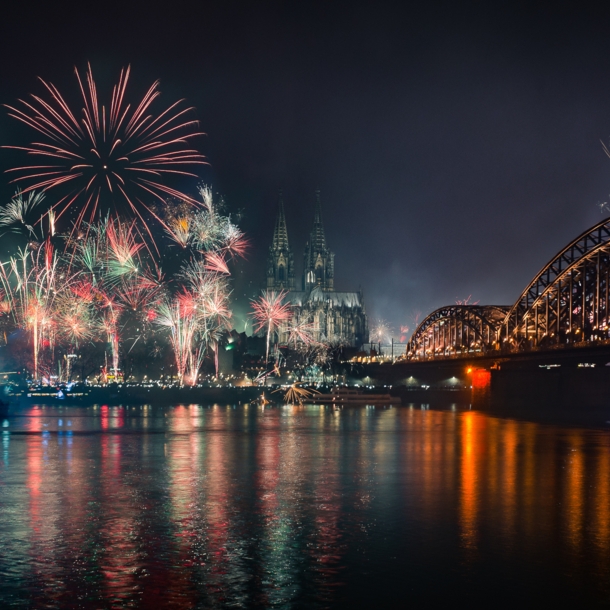 Feuerwerk an Silvester in Köln, Blick auf den Rhein, im HIntergrund der Kölner Dom.