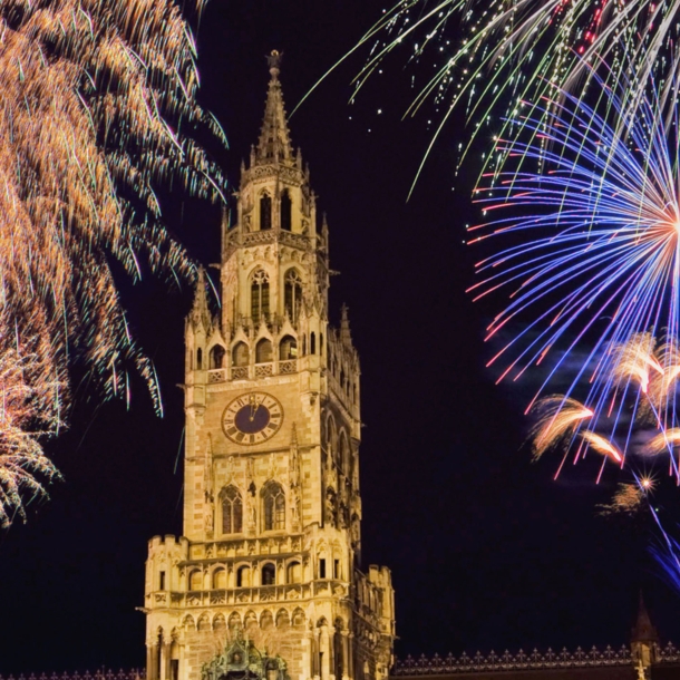 Feuerwerk am Münchener Rathausturm im neugotischen Stil bei Nacht