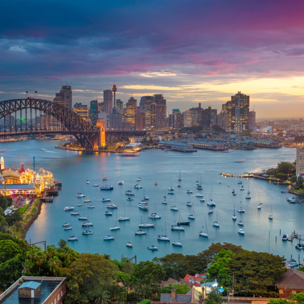 Stadtlandschaft von Sydney am Wasser bei Sonnenuntergang