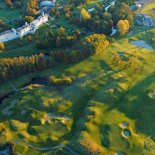 Blick aus der Vogelperspektive auf einen Golfplatz