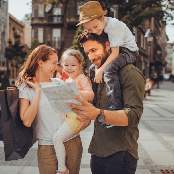 Nahaufnahme einer jungen Familie, die das Stadtleben genießt