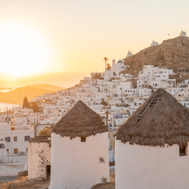 Sonnenuntergang über den weißen Häusern von Mykonos