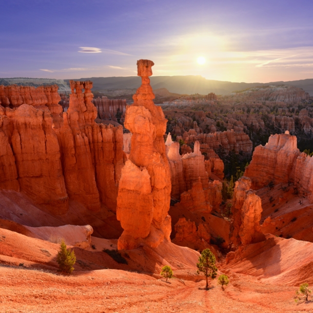 Bryce-Canyon-Nationalpark mit Felsformationen bei Sonnenaufgang