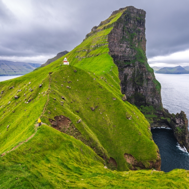 Eine grüne Klippe auf den Färöern