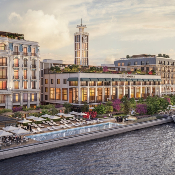 Blick auf das Luxushotel The Peninsula Istanbul inklusive Poolbereich und Bosporus im Vordergrund