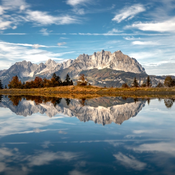 Der Wilde Kaiser spiegelt sich in einem See