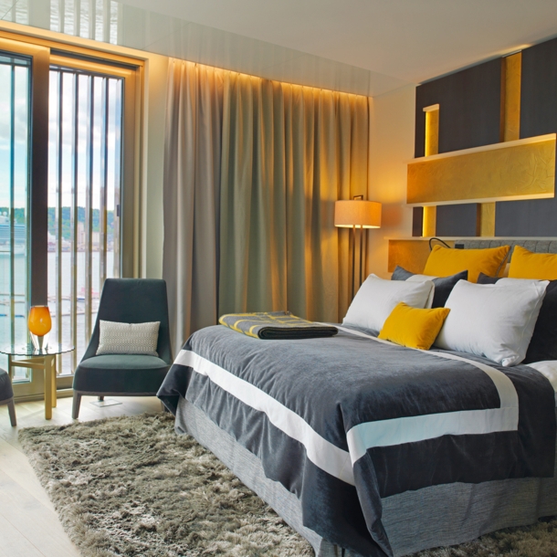 Modernes Hotelzimmer mit grafischen Designelementen mit Blick auf den Osloer Hafen