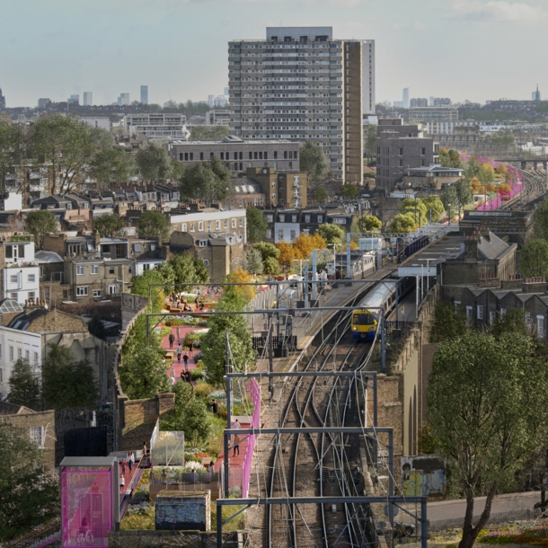 Ein Grünstreifen neben den Gleisen einer Hochbahn in einer Gro´stadt