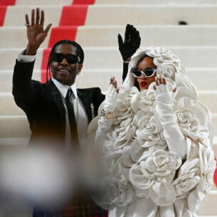 ASAP Rocky and Rihanna in Kostümen von Karl Lagerfeld winken auf der Treppe bei der Met Gala in die Kameras