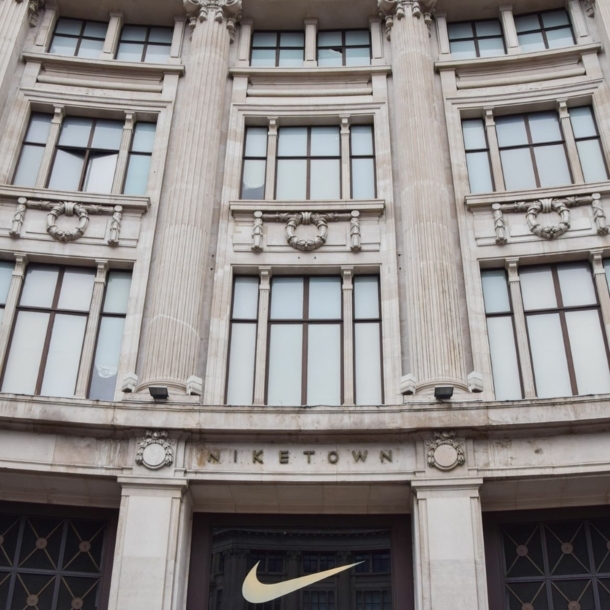 Fassade eines Nike Stores in London