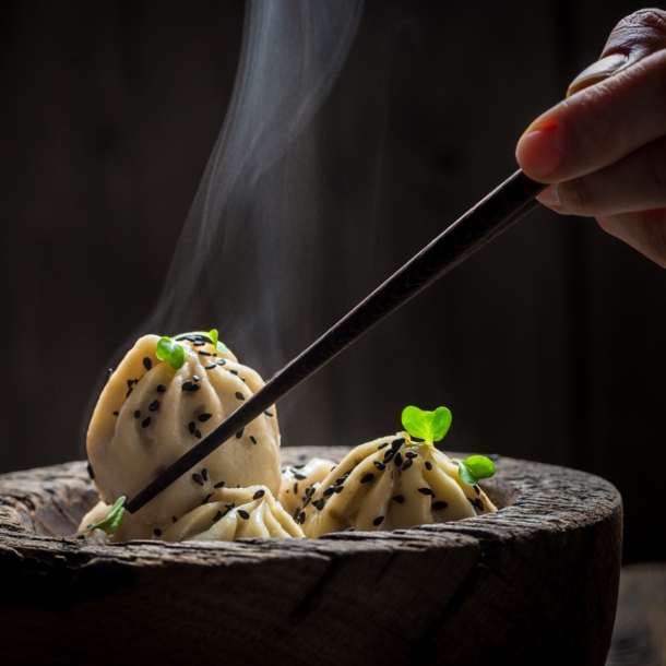 Heiße asiatische Knödel in einer Holzschale