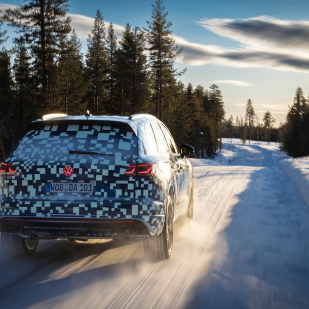 Ein Volkswagen Touareg von hinten in QR-Code-Farben in einer Schneelandschaft