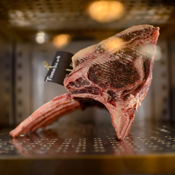 Ein Stück Tomahawk Steak während der Trockenreifung