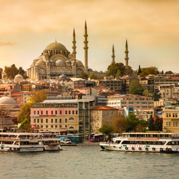 Stadtpanorama von Istanbul mit Moschee bei Sonnenuntergang