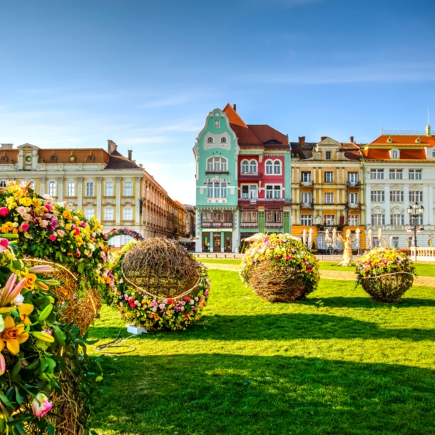 Gebäude und Blumendekor in Timisoara, Rumänien