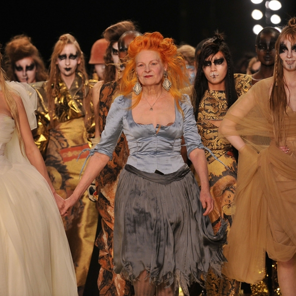 Vivienne Westwood unter Demonstrierenden, die Schilder in die Höhe halten