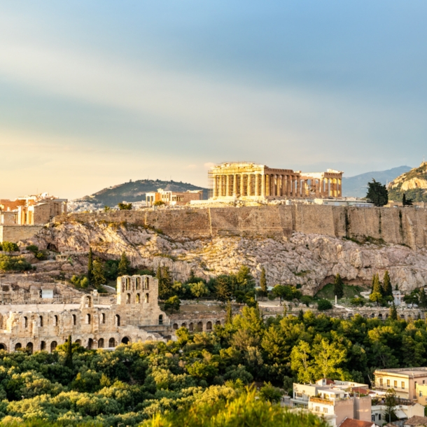 Der Burgberg Akropolis mit antiken Tempelanlagen in Zentrum Athens