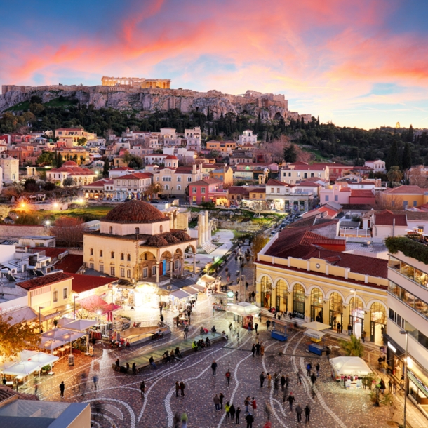 Blick auf Häuser und die Akropolis von Athen bei Sonnenaufgang