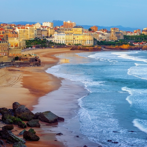 Stadtpanorama von Biarritz mit Sandstrand am Meer bei Sonnenaufgang