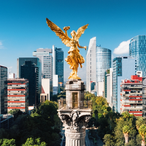 Luftaufnahme einer Siegessäule mit goldenem Engel im Zentrum von Mexiko-Stadt