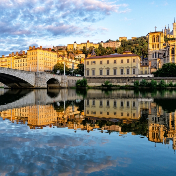 Panorama der Stadt Lyon, das sich im Fluss spiegelt