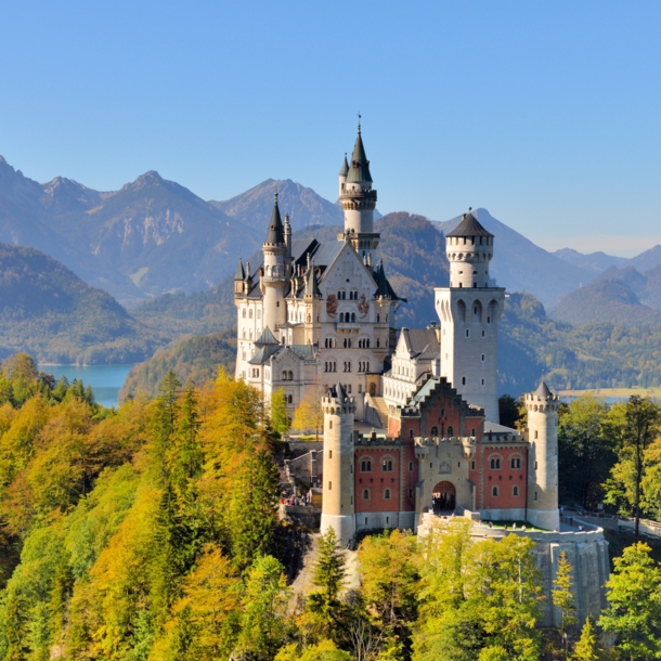 Schloss Neuschwanstein, eingebettet in bewaldete Berglandschaft