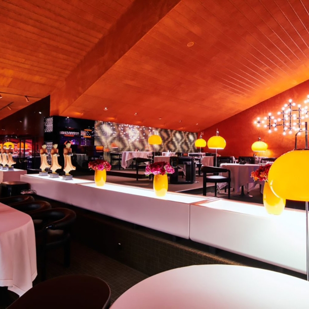 Innenraum eines modernen Restaurants im Retrostil mit gelben Lampen