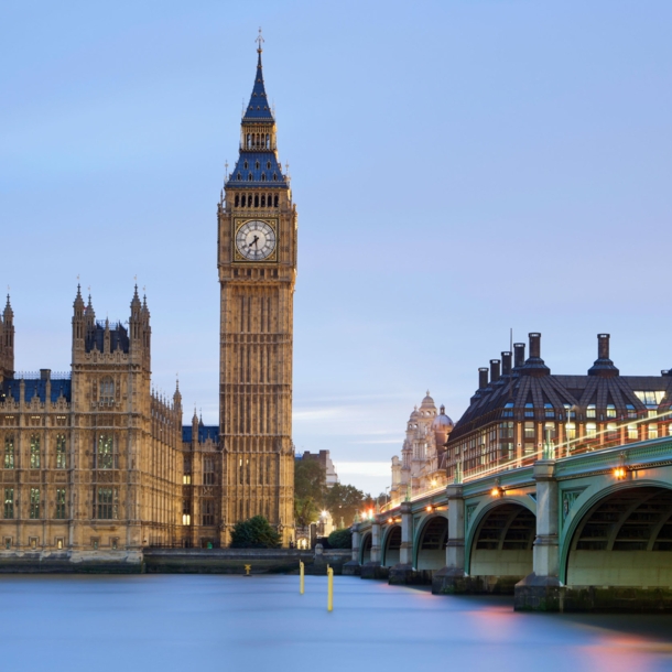 Der Big Ben und das Palace of Westminster mit der Themse im Vordergrund.