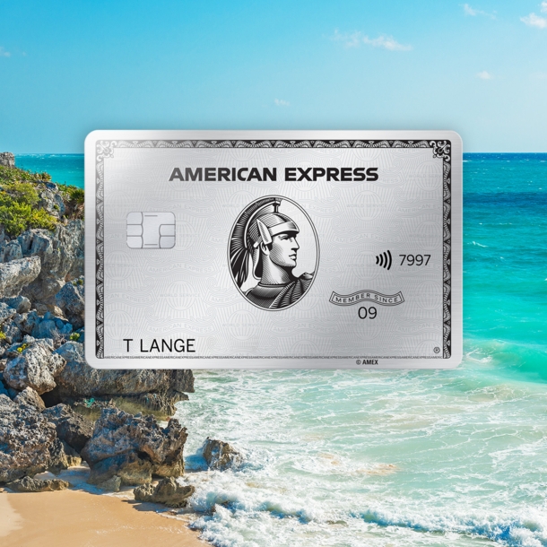 Fotomontage einer silbernen Kreditkarte von American Express vor Strandpanorama mit türkisblauem Wasser und Maya-Ruine auf einem Felsen.