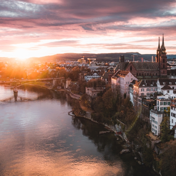 Blick über den Rhein und einen Teil von Basel in der Abendsonne.