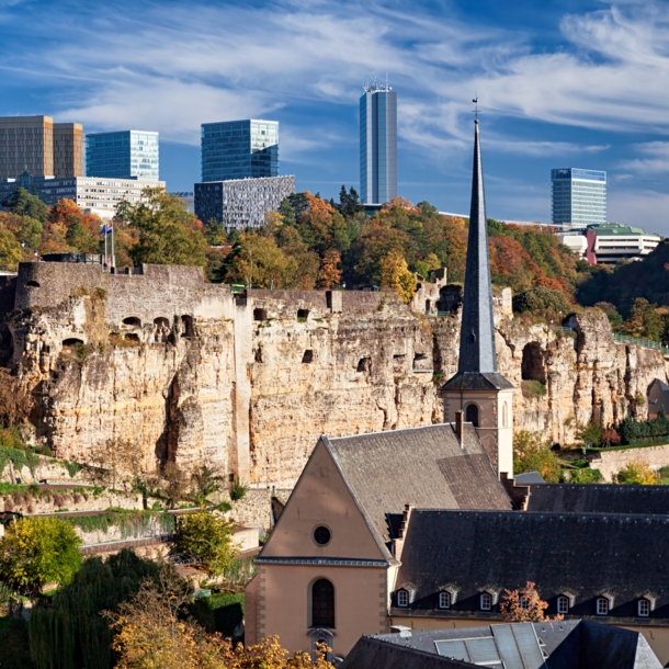 Blick auf die Verteidigungsanlage Kasematten, im Hintergrund Hochhäuser und Bäume