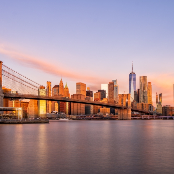 Blick auf die New Yorker Skyline mit Brooklyn Bridge bei Sonnenaufgang