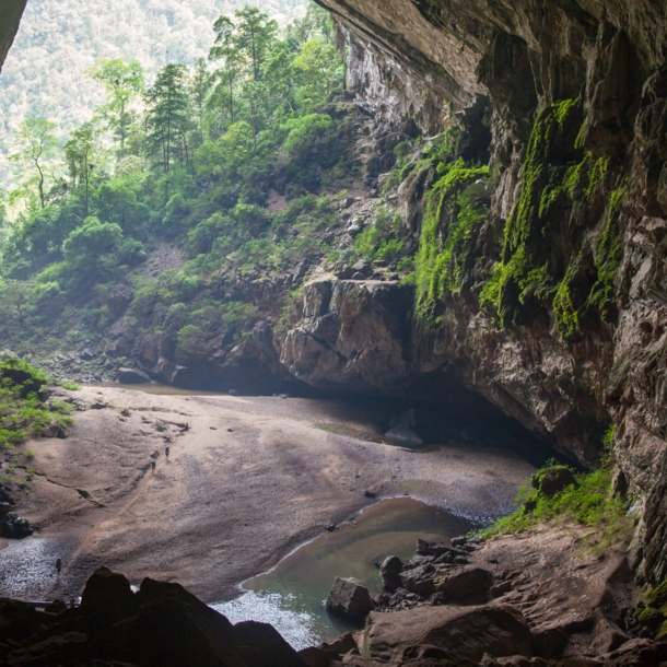 Aufnahme vom Eingang der Son-Doong Höhle in Vietnam.