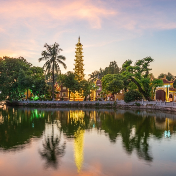 Panoramaaufnahme einer Pagode in Hanoi.