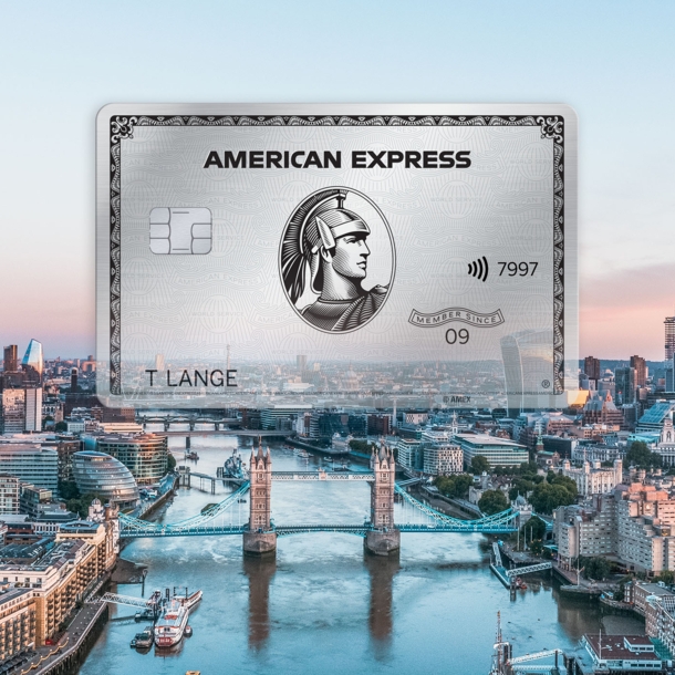 Fotocollage einer silbernen American Express Kreditkarte vor der Skyline von London