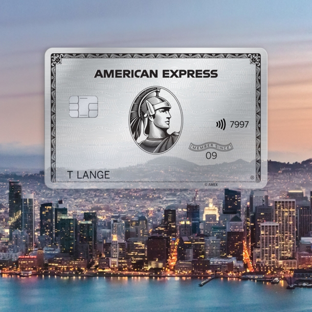 Collage von einer American Express Platinum Card über der Skyline San Franciscos