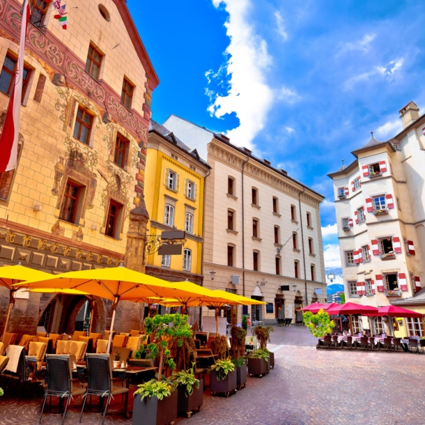 Fußgängerzone in der Innsbrucker Altstadt mit Außengastronomie.