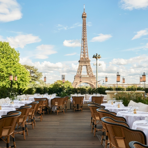 Schickes Restaurant auf einer Dachterrasse mit Blick auf den Eiffelturm.