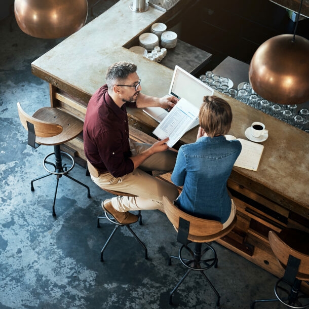 Zwei Geschäftsleute arbeiten am Tresen eines Cafés