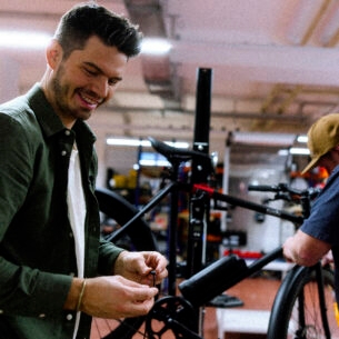 Andy Weinzierl und ein Mitarbeiter montieren ein Sushi-Bike