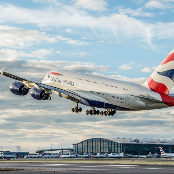 Ein Flugzeug von British Airways beim Take-off am Flughafen.