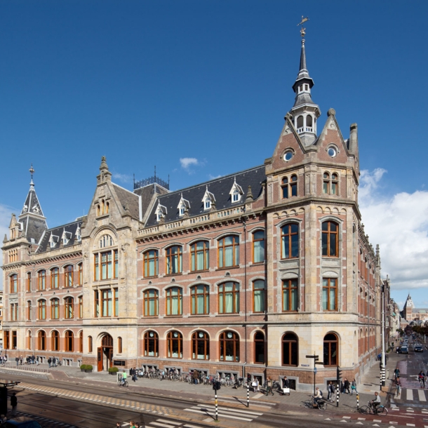 Außenfassade eines historischen Gebäudes mit Türmen im Stadtzentrum.