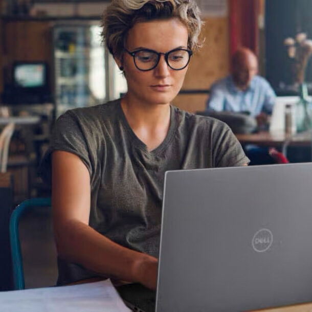 Frau arbeitet in einem Café am Laptop