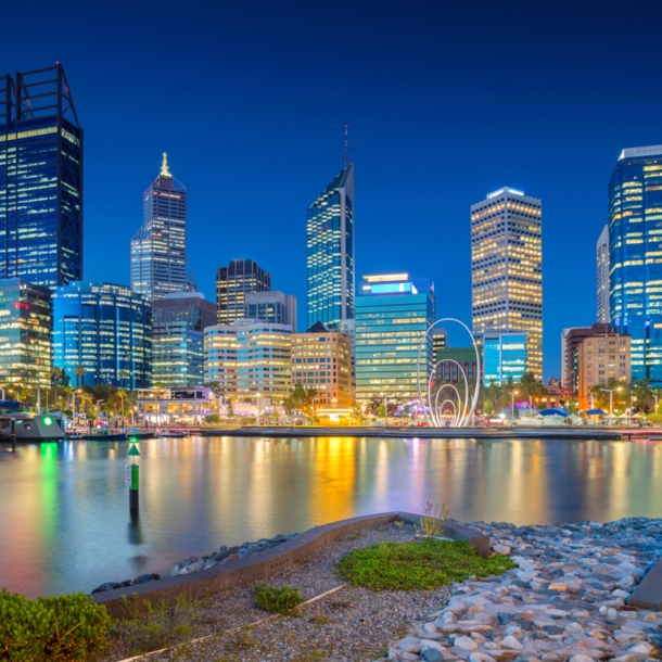 Skyline von Perth bei Nacht mit Swan River im Vordergrund.