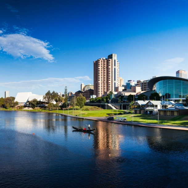 Eine Gondel auf dem Torrens River vor der Skyline Adelaides