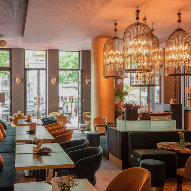 Modernes Restaurant mit Interieur im Retro-Stil.